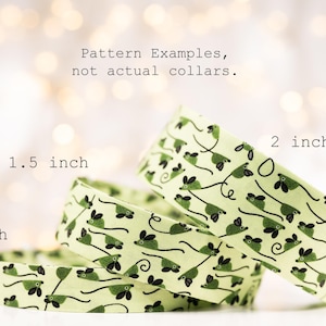 Könnte beinhalten: Drei Stoffbänder mit hellgrünem Hintergrund und einem sich wiederholenden Muster aus schwarzen Mäusen und Ranken. Die Bänder sind 2,5 cm, 3,8 cm und 5,1 cm breit. Der Text oben lautet "Musterbeispiele, keine tatsächlichen Halsbänder."