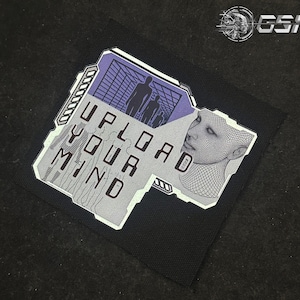 Puede incluir: Un parche con el texto "UPLOAD YOUR MIND" en un diseño futurista. El parche presenta una cara de alambre, siluetas y una combinación de colores púrpura y blanco. El parche está sobre un fondo negro.
