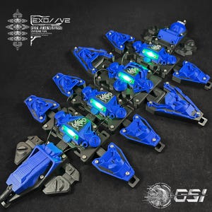 Könnte beinhalten: Ein futuristisches, blaues und schwarzes Gerät mit mehreren Komponenten, einschließlich grüner Leuchten. Das Gerät trägt den Text "EXO//V2" und "SPINE AUGMENTATION STANDARD TYPE". Das Design deutet auf ein technisches oder Science-Fiction-Thema hin.