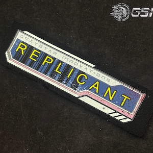 Op de afbeelding: Een witte keramische mok met een zwart handvat en de tekst "But First, Coffee" in een zwarte, handgeschreven lettertype. De mok staat op een wit oppervlak.