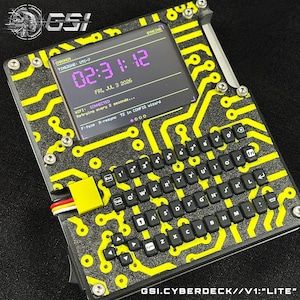 Puede incluir: Un ordenador portátil GSI Cyberdeck V1 Lite con un patrón de placa de circuito negro y amarillo, una pantalla digital que muestra la hora y la fecha, y un teclado QWERTY. La pantalla muestra texto que incluye CHRONOS, TIMEZONE UTC-7 y WIFI CONNECTED.