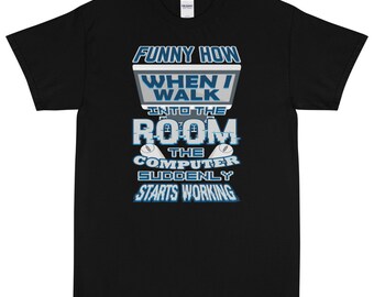 Puede incluir: Camiseta negra con el texto "FUNNY HOW WHEN I WALK INTO THE ROOM THE COMPUTER SUDDENLY STARTS WORKING" en blanco, azul y gris. El diseño presenta un gráfico de pantalla de ordenador.