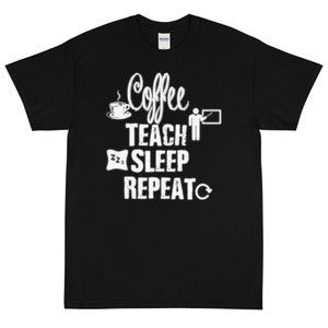 Puede incluir: Camiseta negra con texto blanco que dice "Coffee Teach Sleep Repeat" con una taza de café, un profesor con un puntero y una almohada con Zzz.