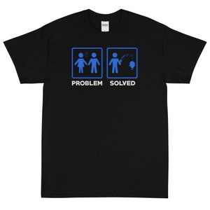 以下が含まれることがあります： 青いグラフィックがプリントされた黒いTシャツ。左の図は言い争っているカップルを表し、右の図は釣りをしている男性を表しています。グラフィックの下には「問題解決」というテキストが印刷されています。