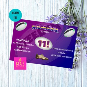 Könnte beinhalten: Eine digitale Einladung mit einem lila und blauen Farbverlauf. Die Einladung zeigt einen Rugbyball, den Namen "SAMUEL" und die Zahl "11". Sie enthält Eventdetails und eine goldene Schuhgrafik.