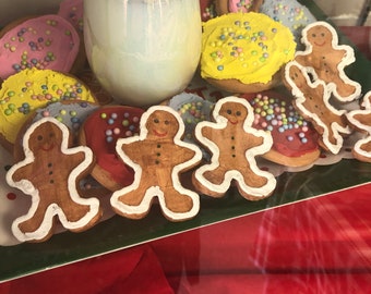 手作りジンジャーブレッドマンのフェイククッキーまたはオーナメント