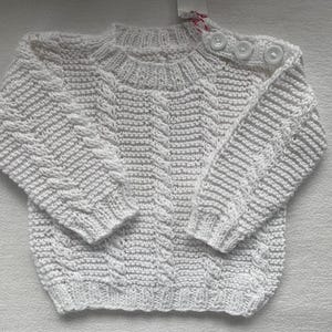 Babypullover Gr. 68/74 in weiß aus reiner Baumwolle mit Zopfmuster handgestrickt