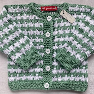 Babyjacke Gr. 68/74 in grün und weiß aus reiner Baumwolle handgestrickt