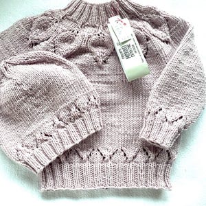 Pullover Gr. 68/74 mit passendem Mätzchen in rosa aus reiner Merinowolle mit Blattlochmusterpasse handgestrickt