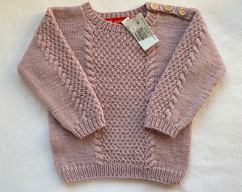 Mädchenpullover GR. 80/86 in rosa aus reiner Merinowolle mit Mustern handgestrickt