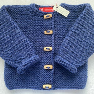 Babystrickjacke Gr. 68/74 in dunkelblau aus strapazierfähiger Wolle kraus rechts handgestrickt