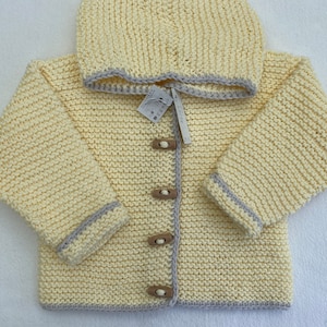 Zwergenjacke Gr. 68/74 in gelb mit hellgrauem Rand aus reiner Baumwolle kraus rechts handgestrickt