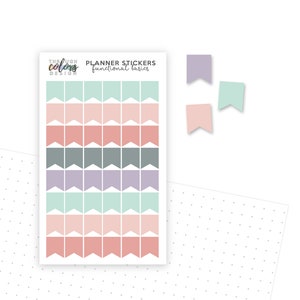 Op de afbeelding: Plannerstickers met verschillende kleuren en ontwerpen. De stickers hebben de vorm van vlaggen en zijn in rijen gerangschikt. De tekst "Planner Stickers Functional Basics" staat bovenaan het vel.