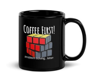 Coffee First Rubik's Cube Solved Mug - Taza de cerámica negra brillante