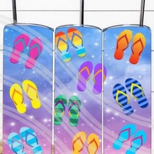 Könnte beinhalten: Drei Edelstahlbecher mit einem farbenfrohen Flip-Flop-Design. Jeder Becher zeigt eine andere Anordnung von Flip-Flops in verschiedenen Farben, vor einem Hintergrund aus Blau, Lila und Weiß. Die Becher haben schwarze Strohhalme.