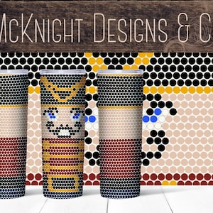 以下が含まれることがあります： くるみ割り人形のデザインが施されたステンレス製のタンブラー3個。タンブラーは、黒、赤、黄、青の繰り返しドットパターンが特徴です。「McKnight Designs & Co」の文字が上部にあります。