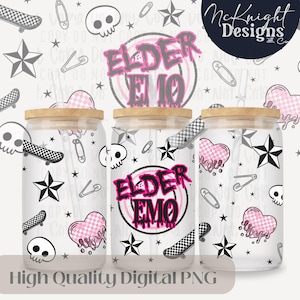 Könnte beinhalten: Klarer Glasbecher mit Bambusdeckel, mit einem rosa und schwarzen "Elder Emo" Design. Der Becher ist mit Totenköpfen, Sternen, Skateboards, Sicherheitsnadeln und tropfenden rosa Herzen verziert. Der Text "High Quality Digital PNG" steht unten.