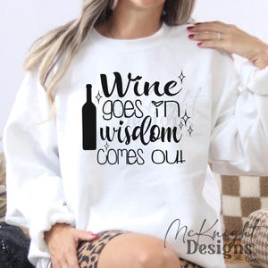 El vino entra, la sabiduría sale SVG PNG Archivo de corte divertido para amantes del vino Cita humorística para beber Descarga digital para camisetas, tazas, decoración de cocina, regalo