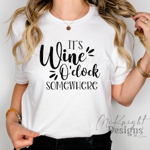 Puede incluir: Camiseta blanca con texto negro que dice "It's Wine O'clock Somewhere".