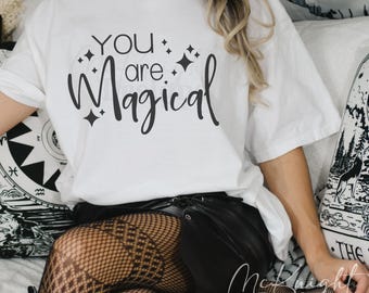 Eres una bruja mágica, linda, espeluznante, mágica, diseño digital, dibujado a mano, vector, archivo de corte Cricut, SVG, pegatina, DTF, PNG, vinilo impreso, manifiesto Wicca
