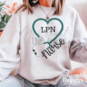 Könnte beinhalten: Ein weißer Pullover mit einem türkisfarbenen Herzdesign, das ein Stethoskop und den Text "LPN Nurse" zeigt.