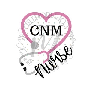 Op de afbeelding: Een roze hart met een stethoscoop eromheen gewikkeld. Het hart bevat de letters "CNM". De tekst "Verpleegkundige" staat in een cursief schrift onder het hart.