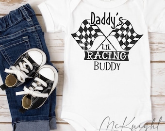 Daddy's Lil Racing Buddy SVG PNG Race Car Kids Shirt Design gesneden bestand Cricut, sublimatie, dtf, uvdtf romper babyaankondiging bestand checker