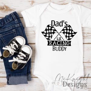 Dads Racing Buddy Rennauto Boxencrew Digital Design Autos Dirt Track Hand gezeichnet Vektor Cricut Schnitt Datei SVG PNG Gedruckt Vinyl Aufkleber Fahrer Geschenk