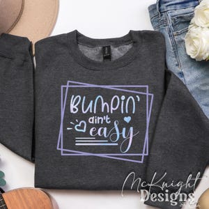Bumpin ist nicht einfach PNG | Lustiges Schwangerschafts-Digital-Design für Sublimation, dtf, uvdtf | Schwangerschafts Shirt, Baby Party oder Geschenk Idee