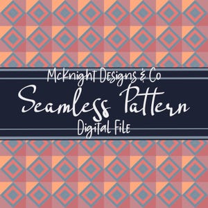 Könnte beinhalten: Nahtloses digitales Muster mit sich wiederholendem geometrischem Design. Das Muster zeigt Rauten in Korallen-, Orange- und Grautönen, vor einem dunkelblauen Hintergrund. Text: "McKnight Designs & Co Seamless Pattern Digital File."