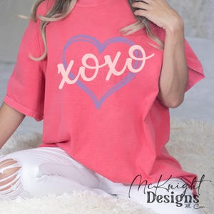XOXO Liebe SVG PNG Valentinstag Umarmungen und Küsse Schnittdatei Romantisches Zitat Sentimental Spruch Digitaler Download Bekleidung Karten Dekor DTF Aufkleber