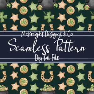 Puede incluir: Diseño de patrón sin costuras con tréboles verdes, estrellas y monedas de oro sobre un fondo verde oscuro. El diseño incluye el texto "McKnight Designs & Co Seamless Pattern Digital File".