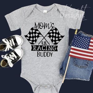 Racing Rennauto Mamas Racing Buddy Digital Design Autos Dirt Track Vektor Cricut Cut Datei SVG PNG Gedruckt Vinyl Aufkleber Schwangerschaftansage