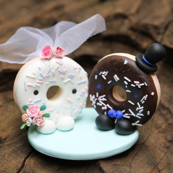 Décoration pour gâteau de mariage donut choco et vanille, figurine en argile des mariés donut, thème mariage amateur de donuts, jolie figurine de mariage donut