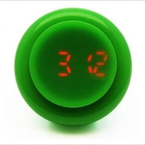 Puede incluir: Un botón redondo verde con una pantalla digital roja que muestra el número "3.2".