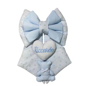 Laço de nascimento para menina com padrão de coração - Tema roseta de nascimento de urso - Laço de nascimento azul ou rosa com nome bordado
