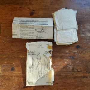 Pode incluir: Um padrão de costura vintage Vogue para um camisão, com instruções e diagramas. O número do padrão é 6922 e o tamanho é pequeno. O padrão é etiquetado como "Isento de impostos" e "Fácil de fazer".