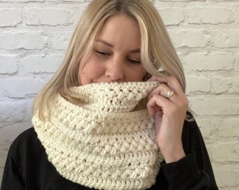 Crochet pattern | The CLOVER Scarf | Crochet Infinity Cowl