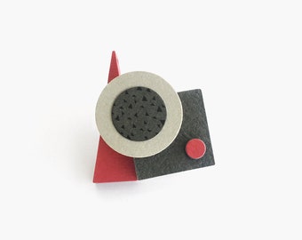 Broche géométrique d’inspiration bauhaus rouge et grise | Broche moderniste d’avant-garde | Cadeau parfait pour architecte ou amateur d’art