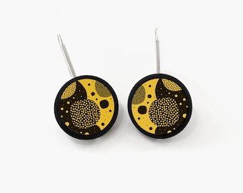 Pendientes modernistas amarillos y negros. Pendientes abstractos de madera con barras de plata de primera ley. Pendientes grandes con estilo disco.