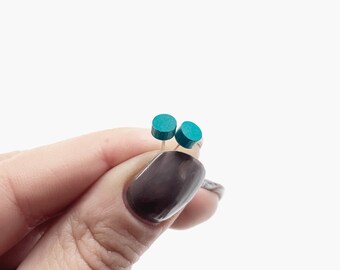 Pequeños aretes simples de color verde azulado. Pendientes redondos de colores con tachuelas de plata de primera ley.