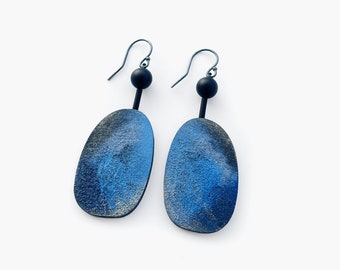 Wooden sculptural earrings with black onyx in blue tones and gold details with oxidized sterling silver hooks | Modern abstract art earrings