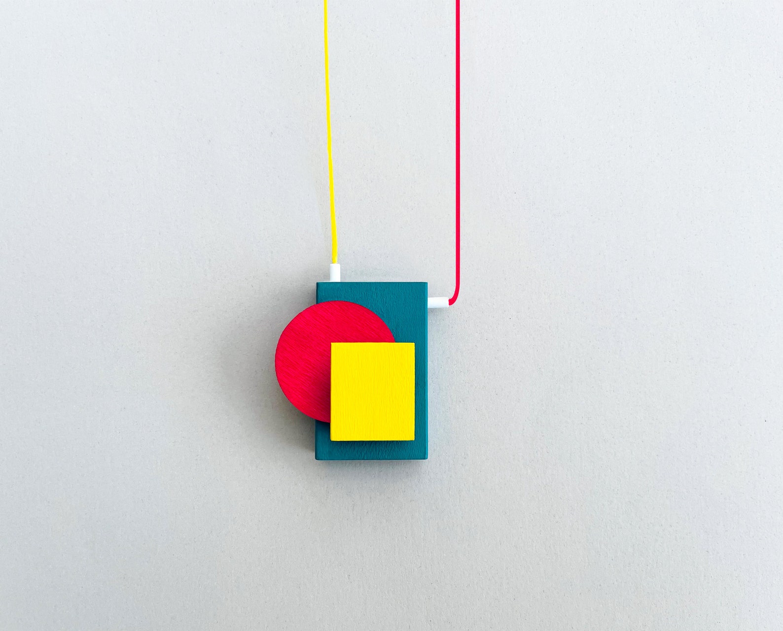 Beyond Reality: Dreamcore Aesthetic's Rise in Fashion and Culture 3 Geometric statement necklace