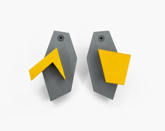Pendientes de madera de color amarillo y gris desiguales. Tachuelas de enunciado geométrico asimétrico. Pendientes pintados a mano.