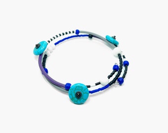 Blue tones miyuki beaded bracelet with light blue howlite and white agate. Memphis Milano inspired design. Summer memory wire bracelet.