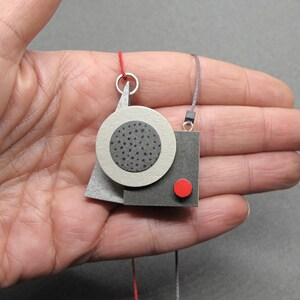 Collier géométrique en rouge et gris | Pendentif en bois d'art abstrait | Collier géométrique tendance | Collier Bauhaus