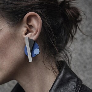 Boucles d'oreilles asymétriques en bois | Bijoux sculpturaux tendance Bauhaus légers