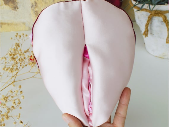 Vulva con clítoris y uretra. Set de educación sexual.