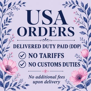 Op de afbeelding: Een lichtpaarse informatieve afbeelding met donkerblauwe tekst die USA ORDERS, DELIVERED DUTY PAID (DDP), NO TARIFFS, NO CUSTOMS DUTIES en No additional fees upon delivery leest, omlijst door donkerblauwe bladeren en roze bloemen.
