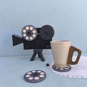 Posavasos de cerámica con diseño de cámara de cine vintage (juego de 4 posavasos), ideal como regalo para cineastas.